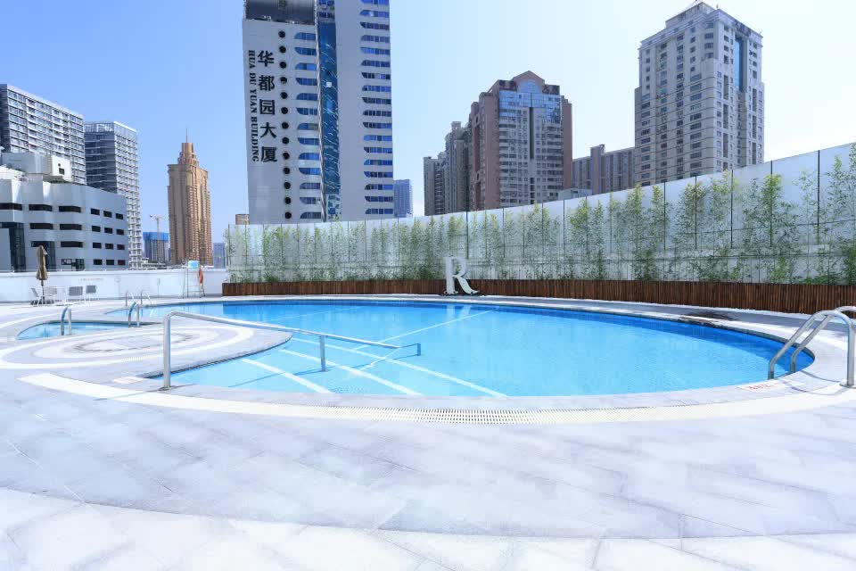 游泳池 Swimming Pool